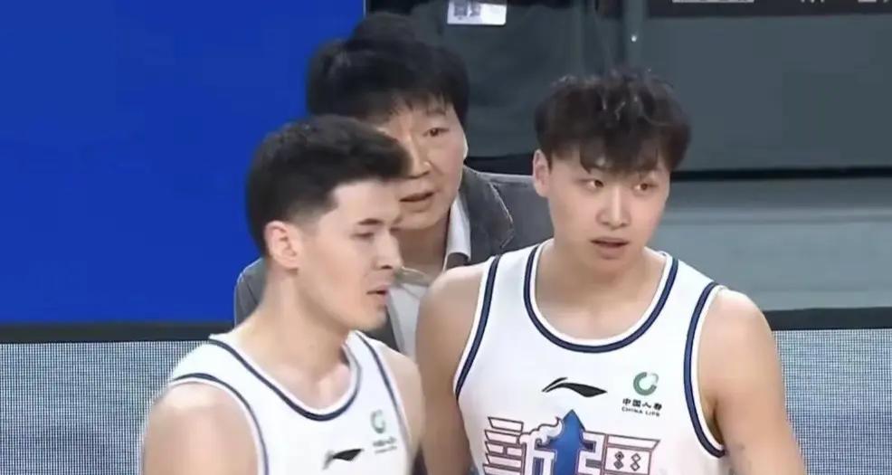 球星表现抢眼，团队配合出色获得胜利的简单介绍