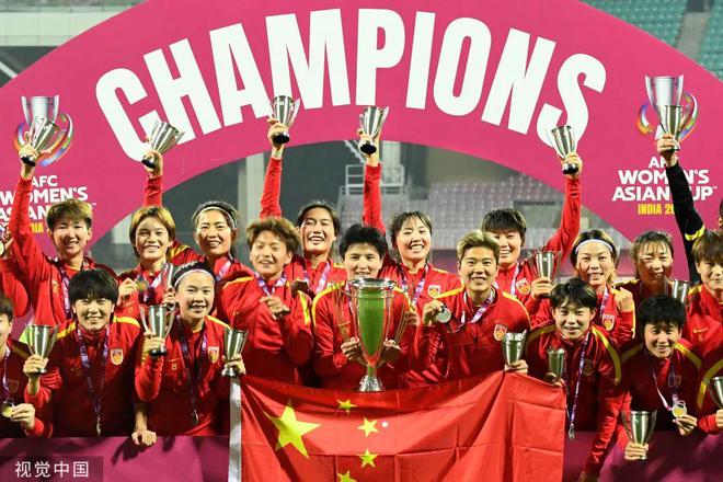 热血女队为国争荣，努力拼搏引领足球潮流