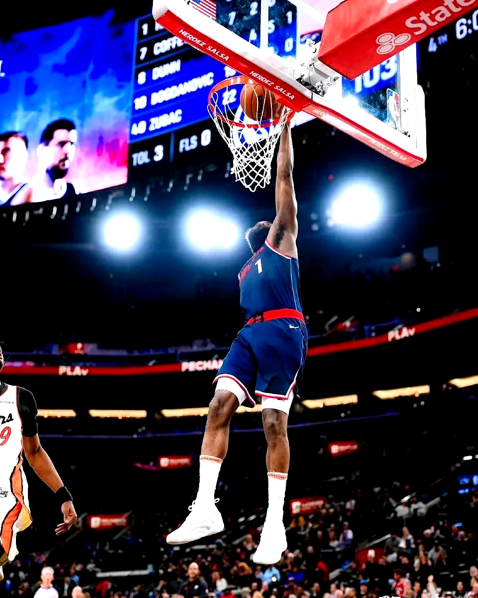 包含哈登重返赛场，大比分获胜首场状态出色，西班牙队观众沸腾！全场沸腾不已的词条