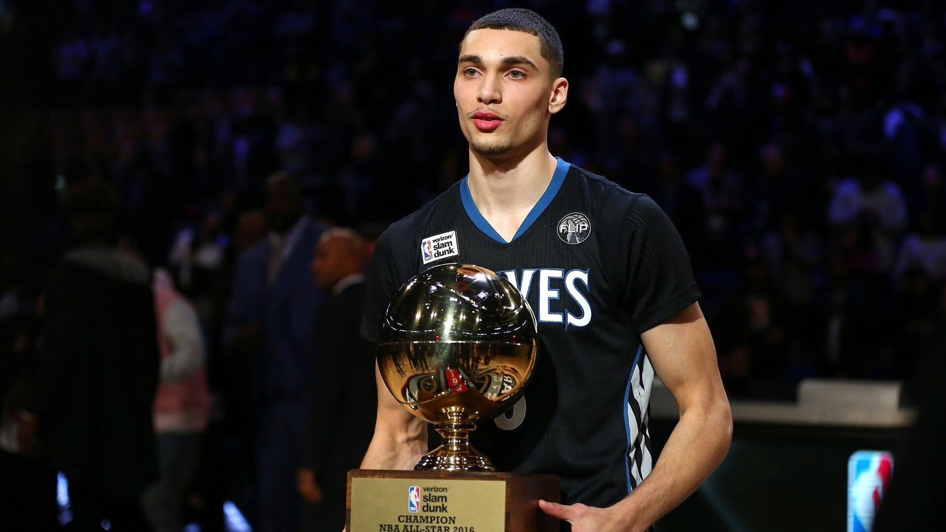 字母哥迎来十五赛季出色发挥,塞尔维亚队观众热烈欢呼!上演精彩一战